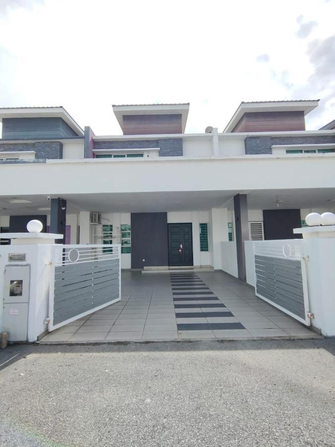 Setia Home Sitiawan Ktv 12+4 Pax Luaran gambar